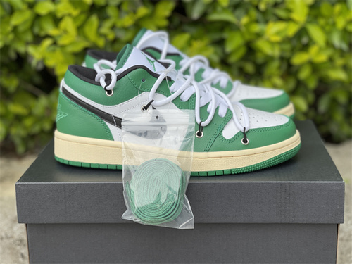 Upgraded version_ AJ1 low gang_ Celtics color_ alliance_ the goods number 553560 129. Full code shipment 36--47.5-99097c1d